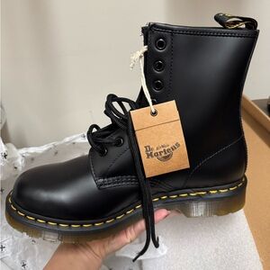 NEW - 1460 WOMEN'S SMOOTH LEATHER LACE UP BOOTS in Black - Size 9